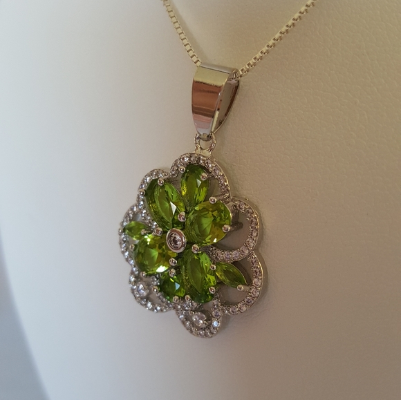 Peridot Green Zircon Pendant - Picture 5 of 9